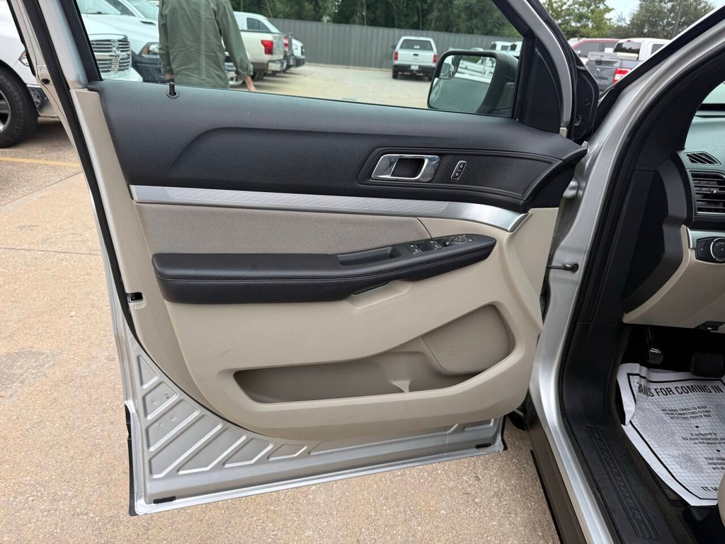 Ford Explorer Vehicle Full-screen Gallery Image 08