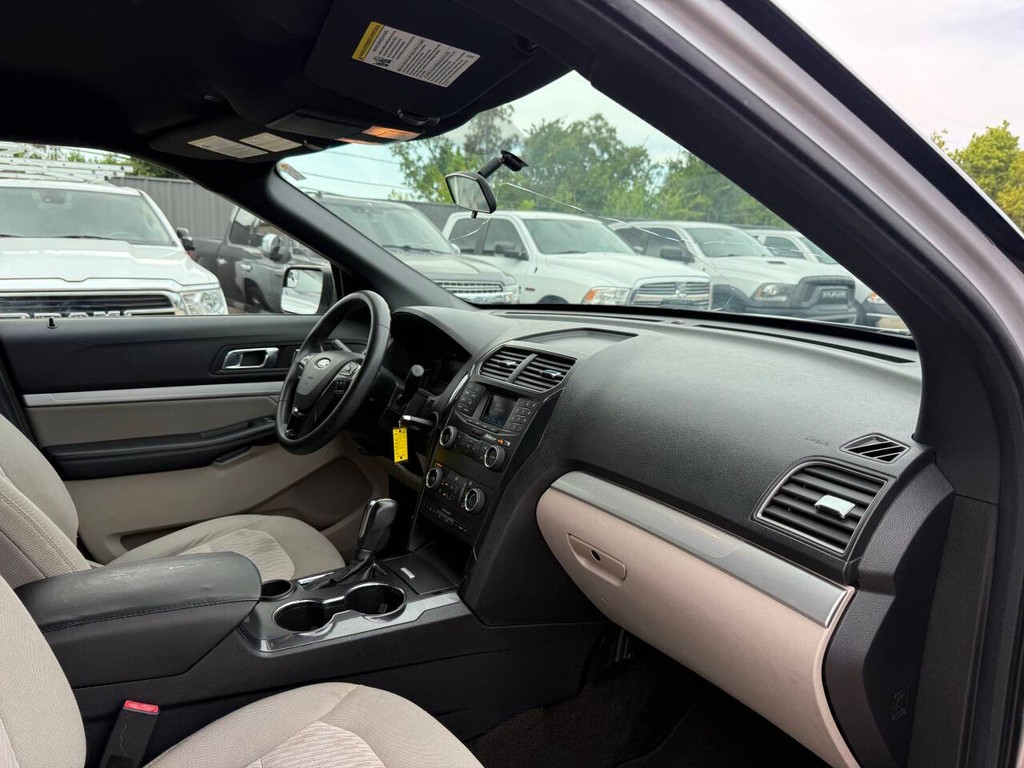 Ford Explorer Vehicle Full-screen Gallery Image 09