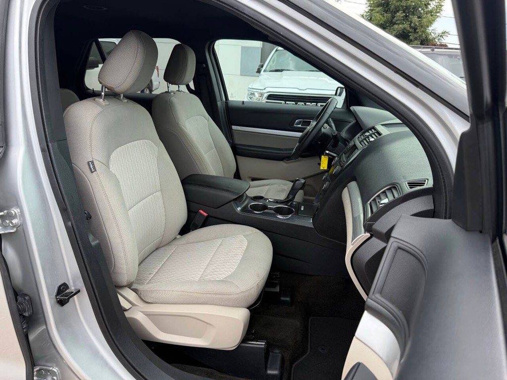 Ford Explorer Vehicle Full-screen Gallery Image 10