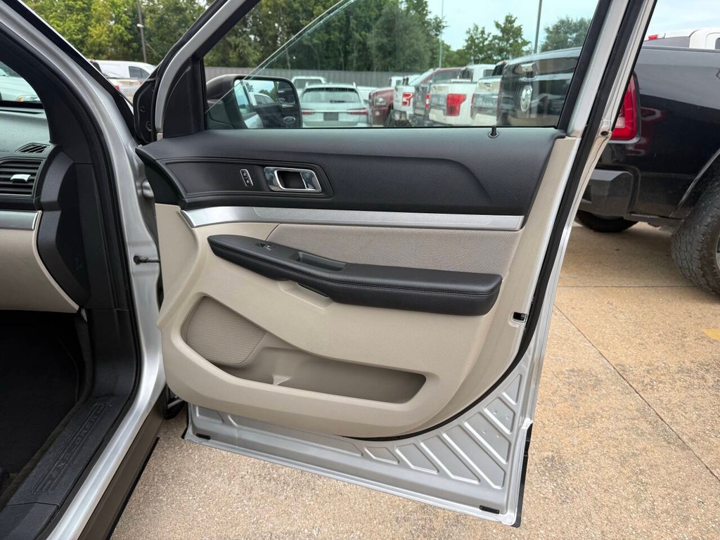 Ford Explorer Vehicle Full-screen Gallery Image 11