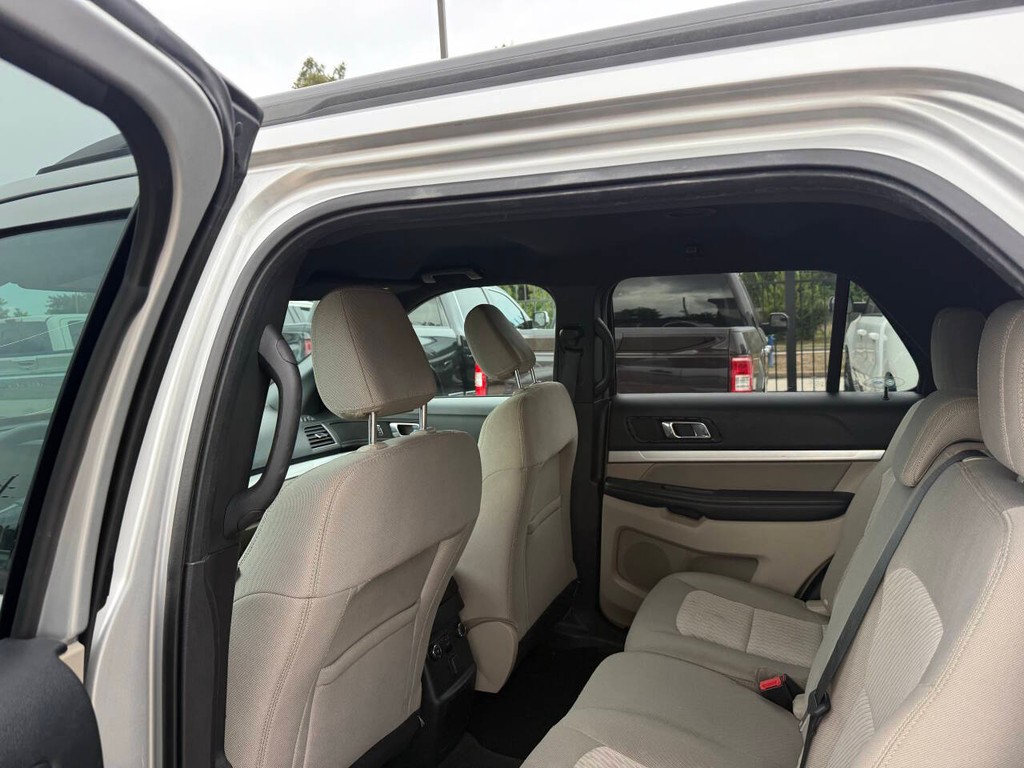 Ford Explorer Vehicle Full-screen Gallery Image 12