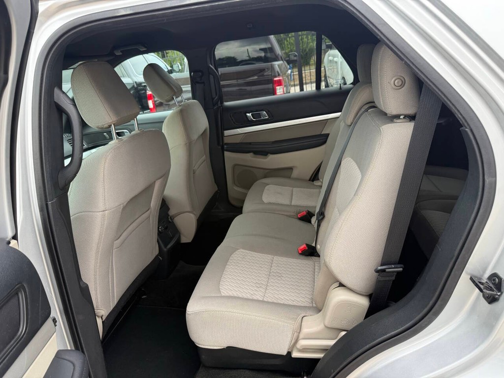 Ford Explorer Vehicle Full-screen Gallery Image 13