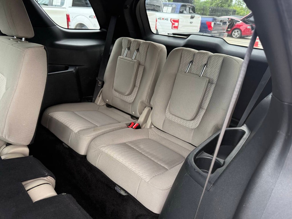 Ford Explorer Vehicle Full-screen Gallery Image 14