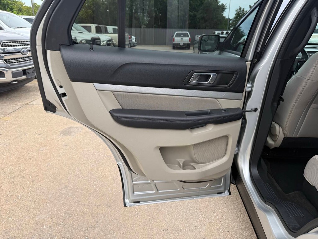 Ford Explorer Vehicle Full-screen Gallery Image 15