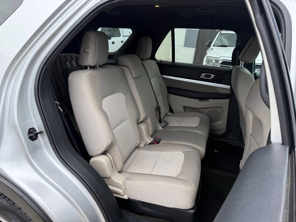 Ford Explorer Vehicle Full-screen Gallery Image 16