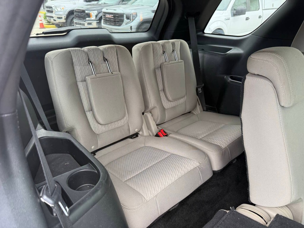Ford Explorer Vehicle Full-screen Gallery Image 17