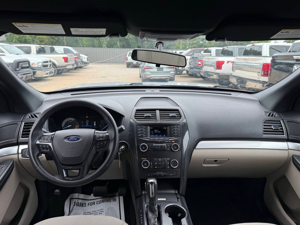 Ford Explorer Vehicle Full-screen Gallery Image 18