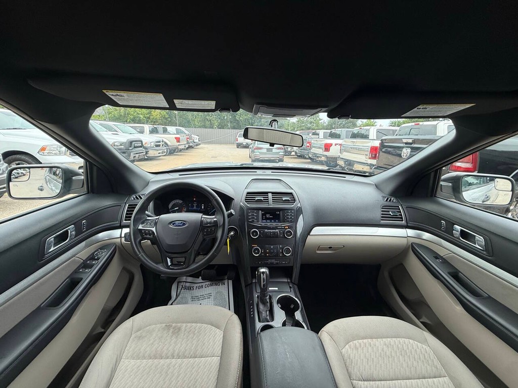 Ford Explorer Vehicle Full-screen Gallery Image 19