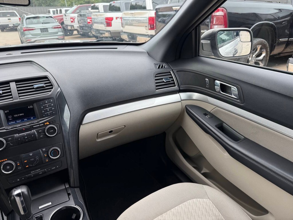 Ford Explorer Vehicle Full-screen Gallery Image 21