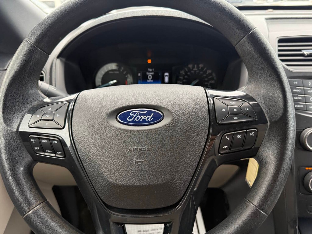 Ford Explorer Vehicle Full-screen Gallery Image 24