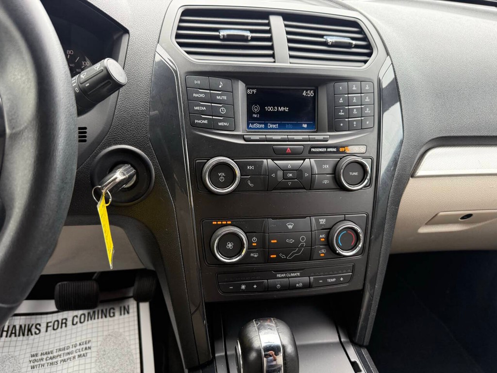 Ford Explorer Vehicle Full-screen Gallery Image 25