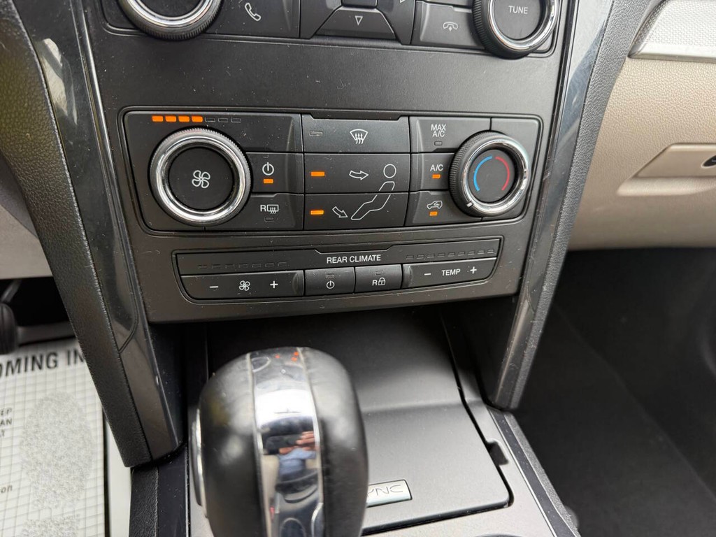 Ford Explorer Vehicle Full-screen Gallery Image 32