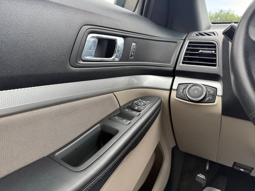 Ford Explorer Vehicle Full-screen Gallery Image 34