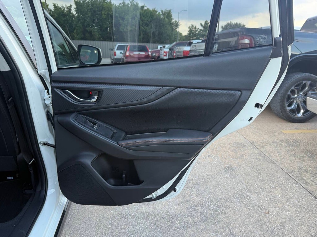 Subaru Crosstrek Vehicle Full-screen Gallery Image 16