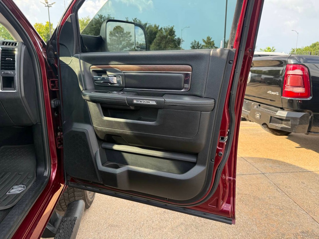 Ram 3500 Vehicle Full-screen Gallery Image 11