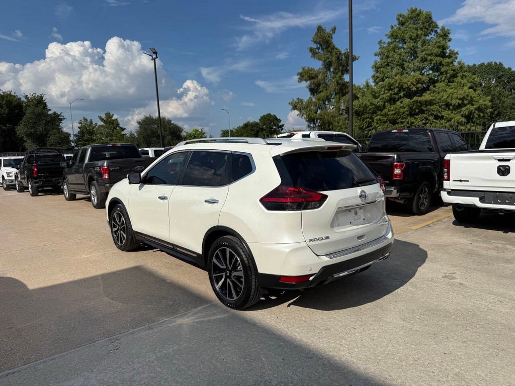 Nissan Rogue Vehicle Full-screen Gallery Image 04