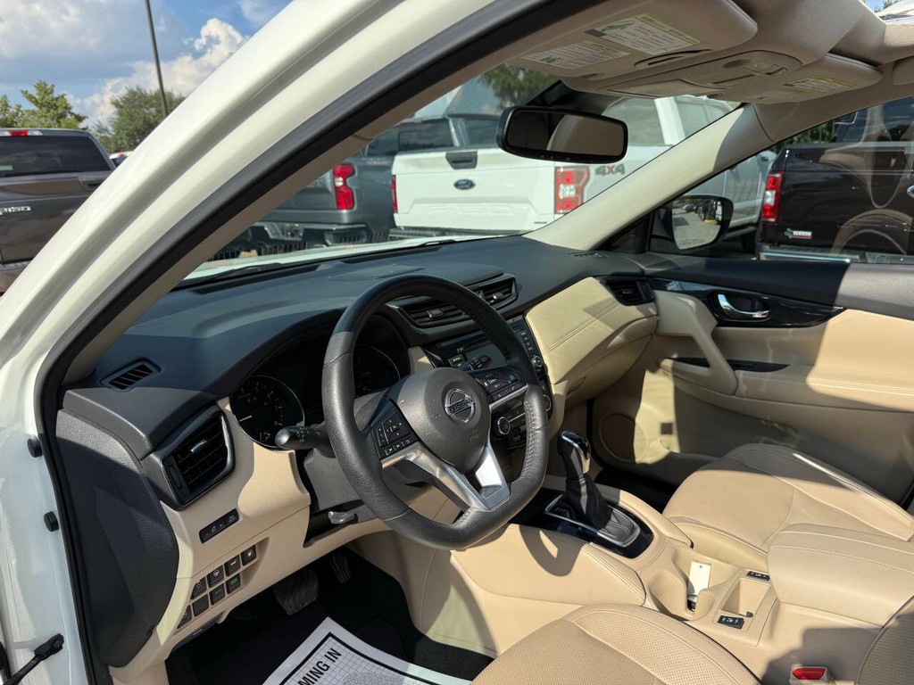 Nissan Rogue Vehicle Full-screen Gallery Image 06