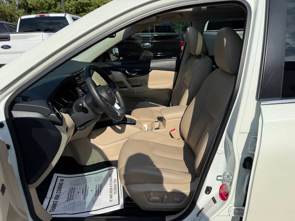 Nissan Rogue Vehicle Full-screen Gallery Image 07