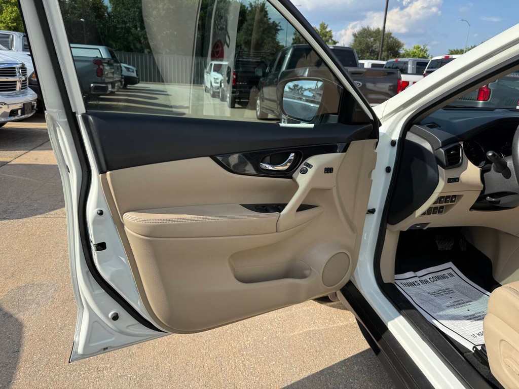 Nissan Rogue Vehicle Full-screen Gallery Image 08