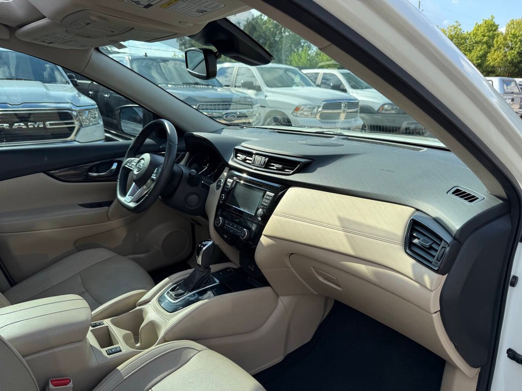 Nissan Rogue Vehicle Full-screen Gallery Image 09