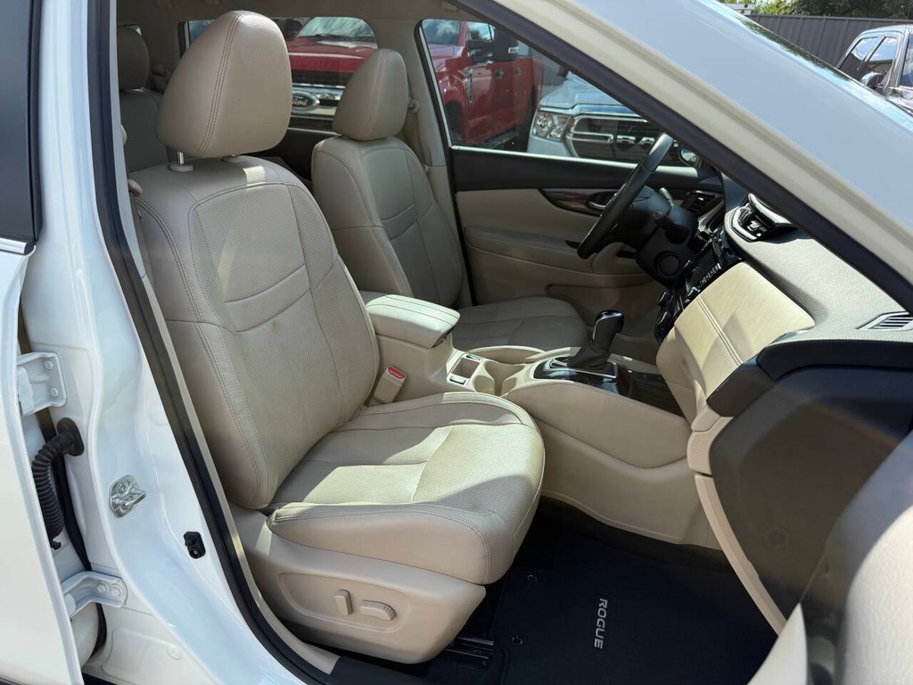 Nissan Rogue Vehicle Full-screen Gallery Image 10