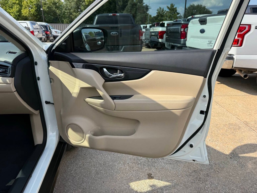 Nissan Rogue Vehicle Full-screen Gallery Image 11