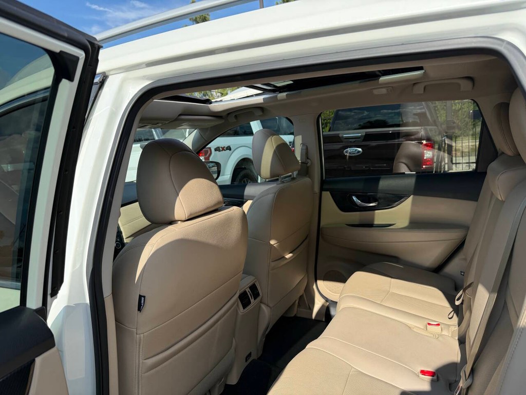 Nissan Rogue Vehicle Full-screen Gallery Image 12