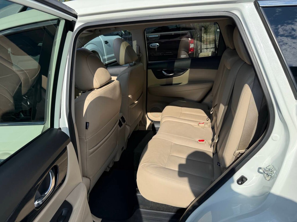 Nissan Rogue Vehicle Full-screen Gallery Image 13