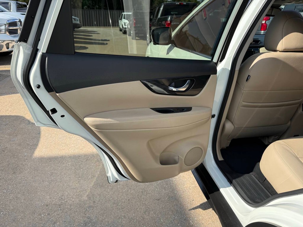 Nissan Rogue Vehicle Full-screen Gallery Image 14