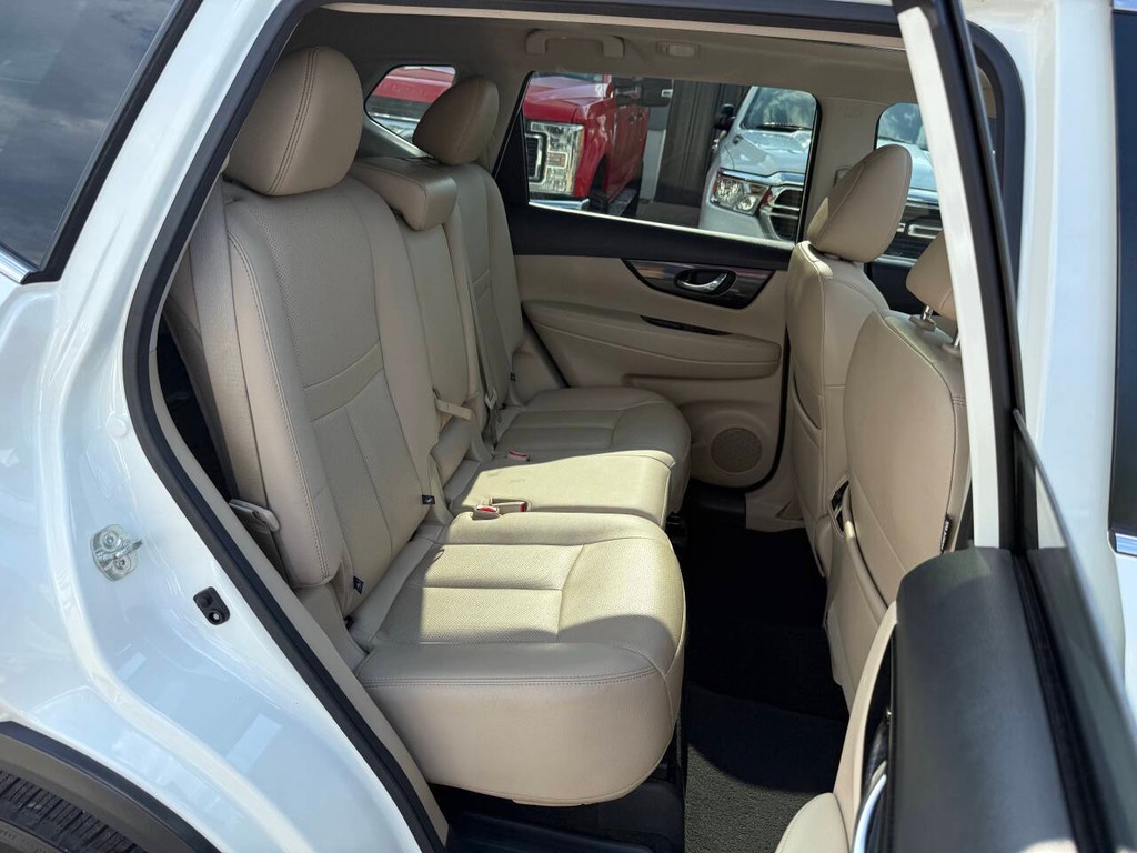 Nissan Rogue Vehicle Full-screen Gallery Image 15