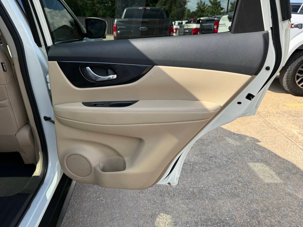 Nissan Rogue Vehicle Full-screen Gallery Image 16