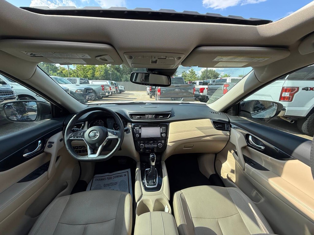 Nissan Rogue Vehicle Full-screen Gallery Image 18