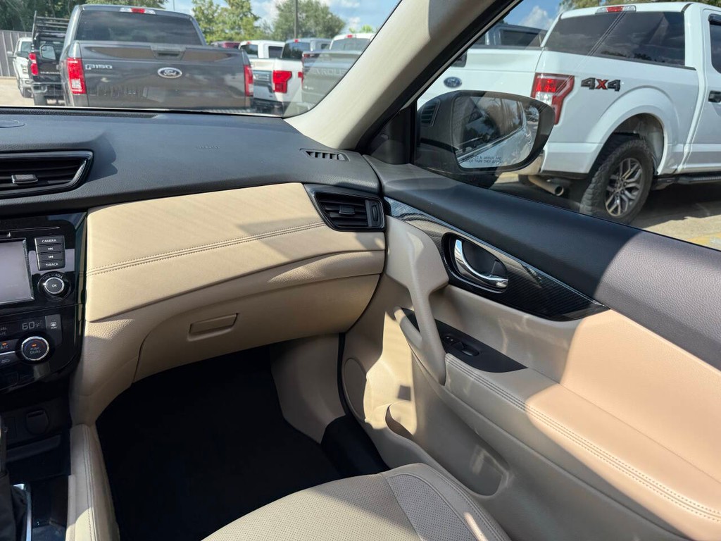 Nissan Rogue Vehicle Full-screen Gallery Image 20