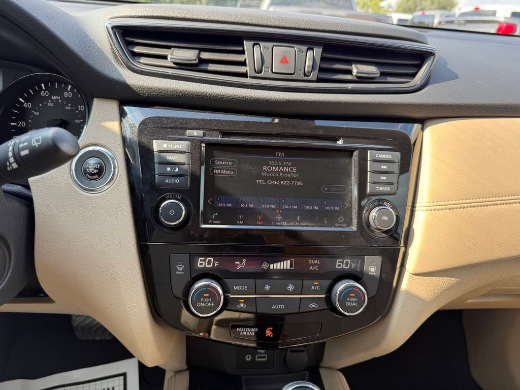 Nissan Rogue Vehicle Full-screen Gallery Image 24