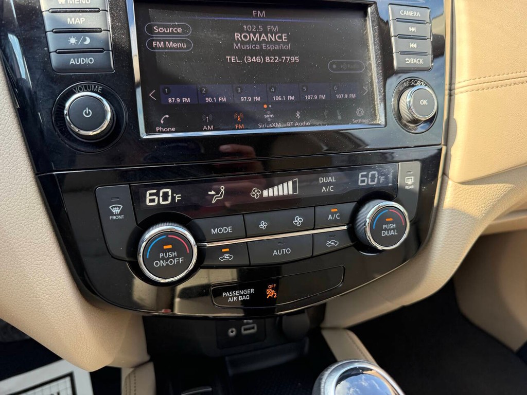 Nissan Rogue Vehicle Full-screen Gallery Image 27