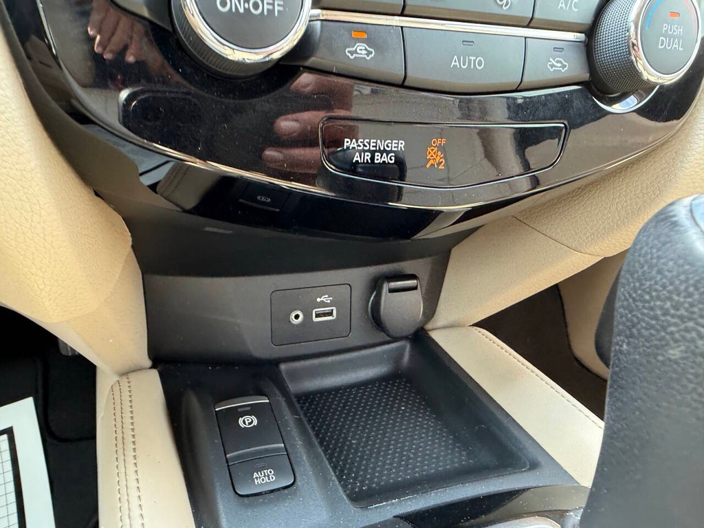 Nissan Rogue Vehicle Full-screen Gallery Image 28