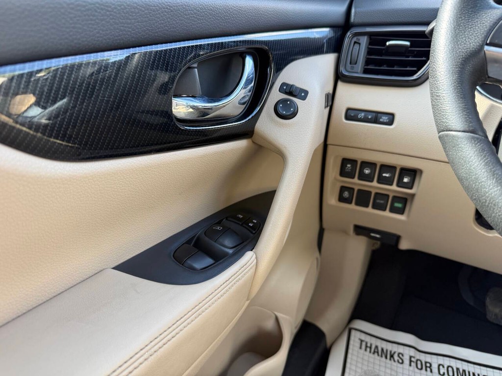 Nissan Rogue Vehicle Full-screen Gallery Image 30