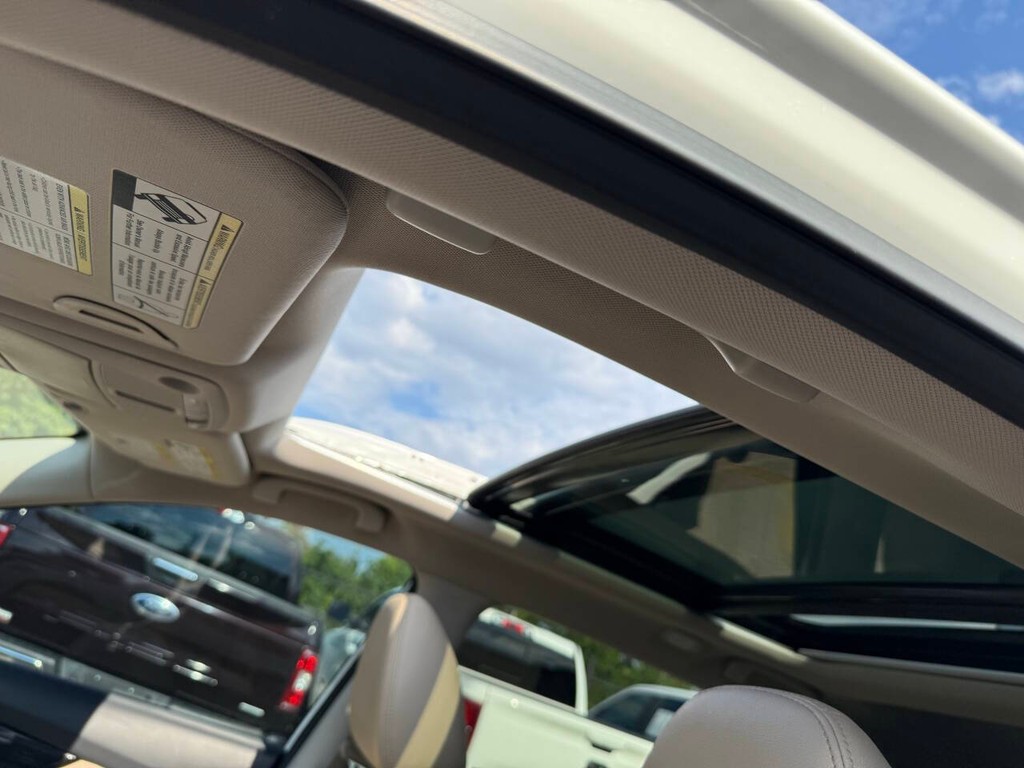 Nissan Rogue Vehicle Full-screen Gallery Image 31