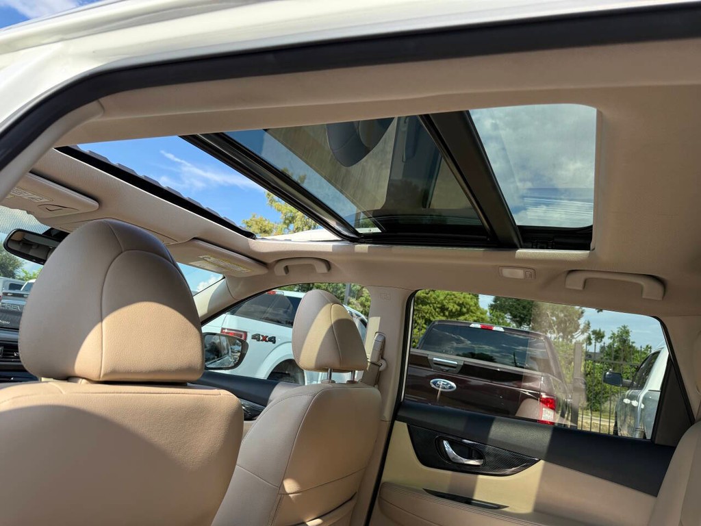 Nissan Rogue Vehicle Full-screen Gallery Image 32