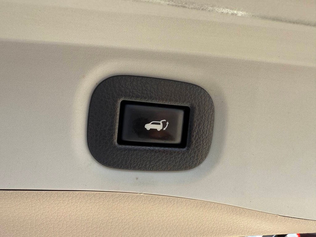 Nissan Rogue Vehicle Full-screen Gallery Image 39