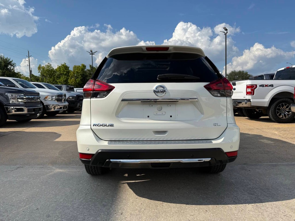 Nissan Rogue Vehicle Full-screen Gallery Image 40