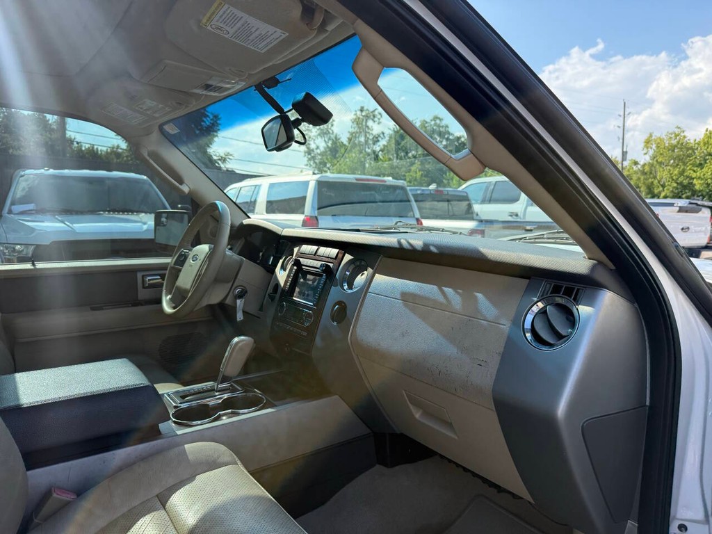 Ford Expedition EL Vehicle Full-screen Gallery Image 09