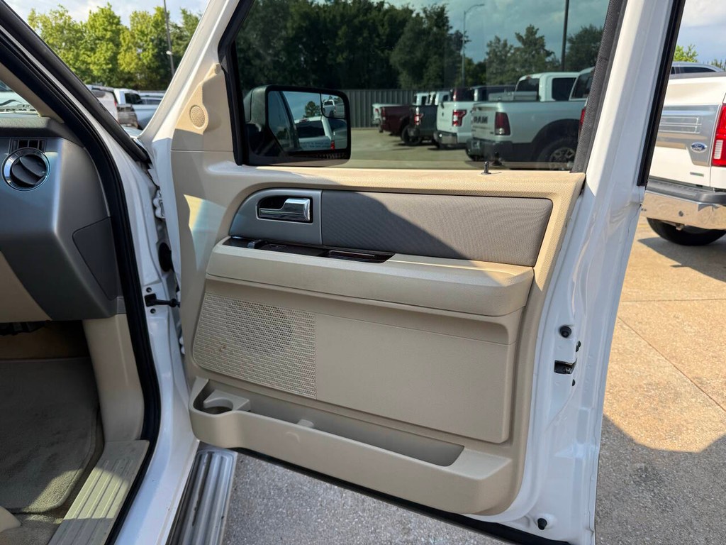 Ford Expedition EL Vehicle Full-screen Gallery Image 11