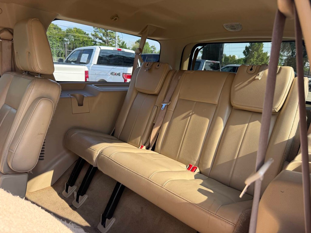 Ford Expedition EL Vehicle Full-screen Gallery Image 14