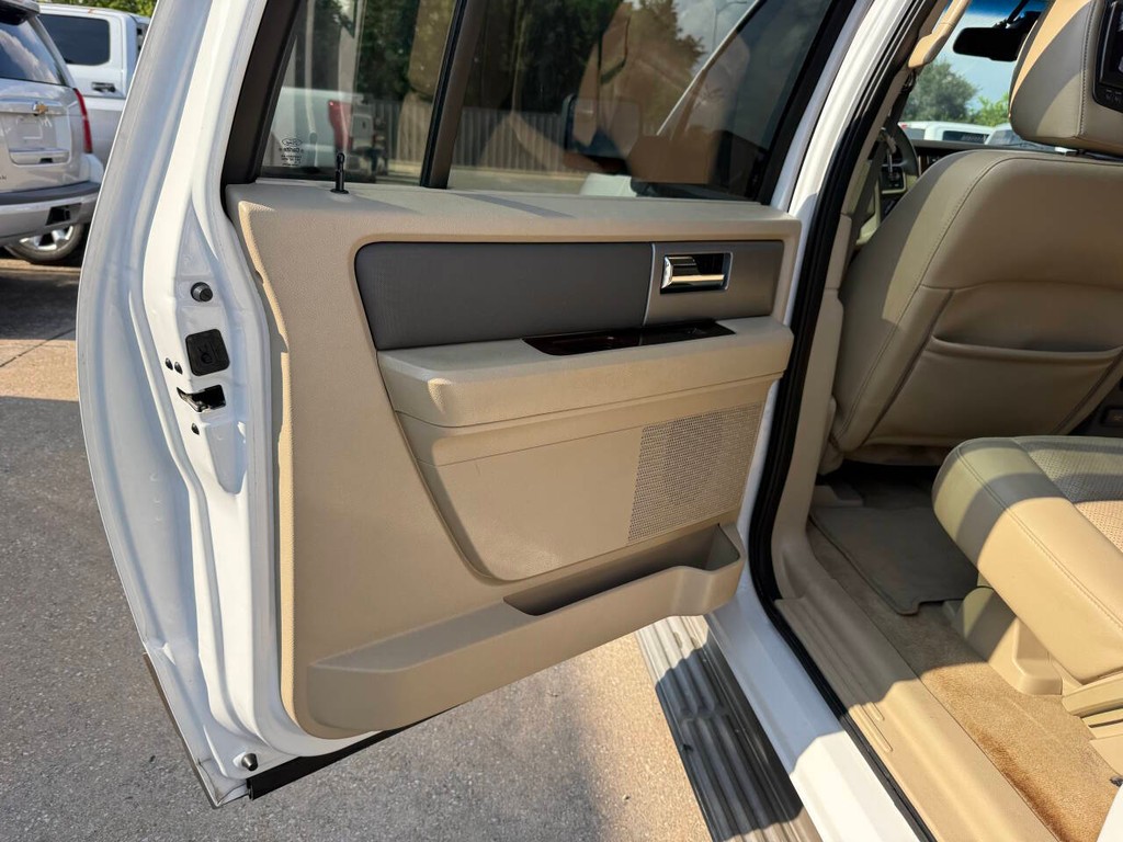 Ford Expedition EL Vehicle Full-screen Gallery Image 15