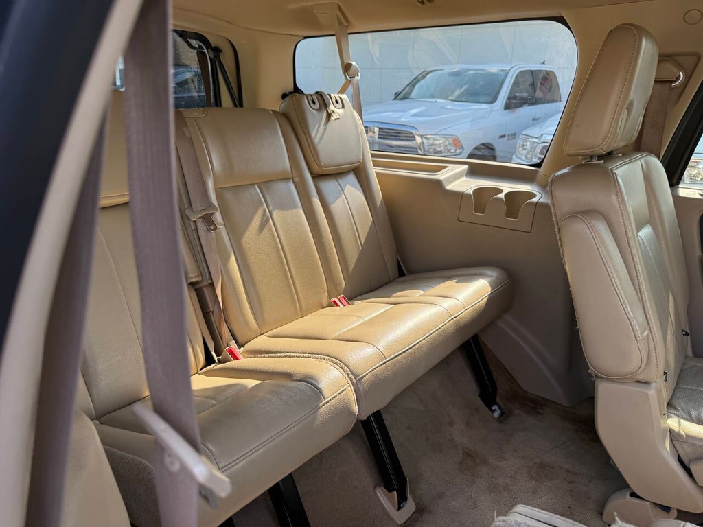 Ford Expedition EL Vehicle Full-screen Gallery Image 17