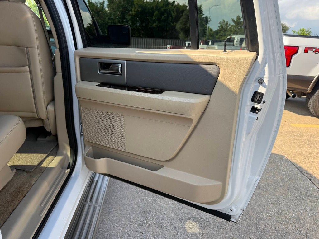 Ford Expedition EL Vehicle Full-screen Gallery Image 18