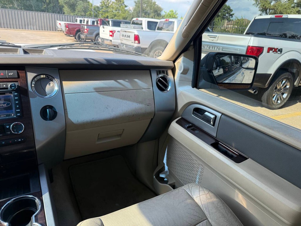 Ford Expedition EL Vehicle Full-screen Gallery Image 22