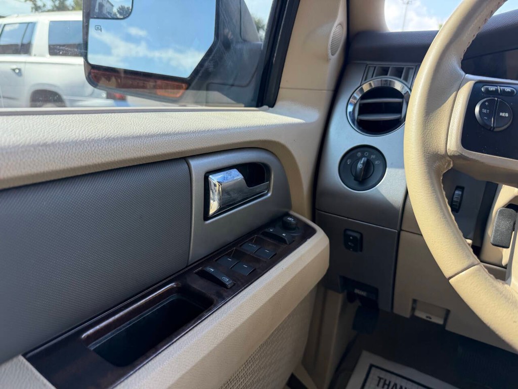 Ford Expedition EL Vehicle Full-screen Gallery Image 31