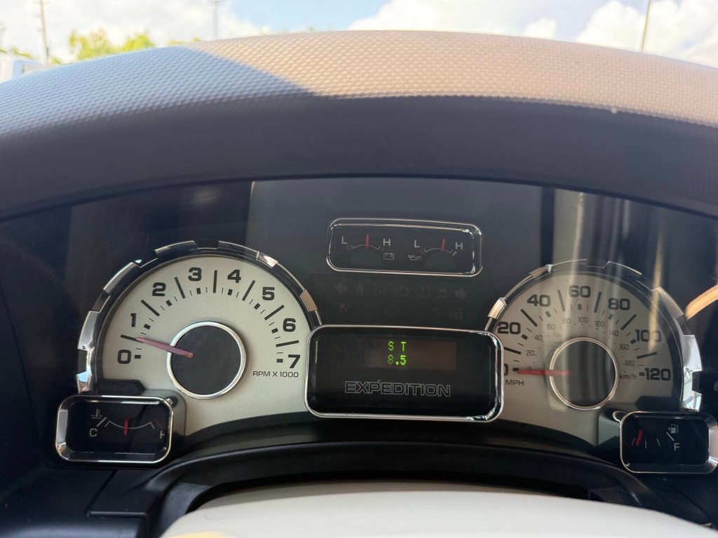 Ford Expedition EL Vehicle Full-screen Gallery Image 33